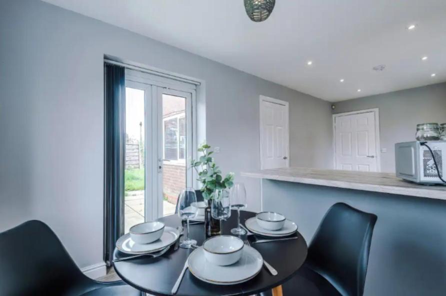 Holiday home Lux 3 Bed 10 Mins From Centre - Parking & Netflix *