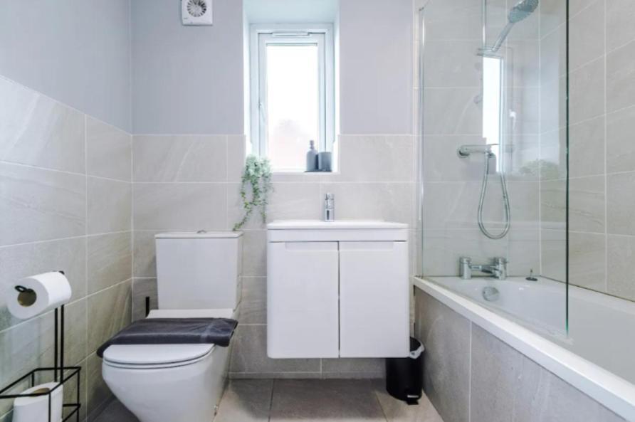 Lux 3 Bed 10 Mins From Centre - Parking & Netflix Holiday home