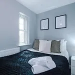 Lux 3 Bed 10 Mins From Centre - Parking & Netflix