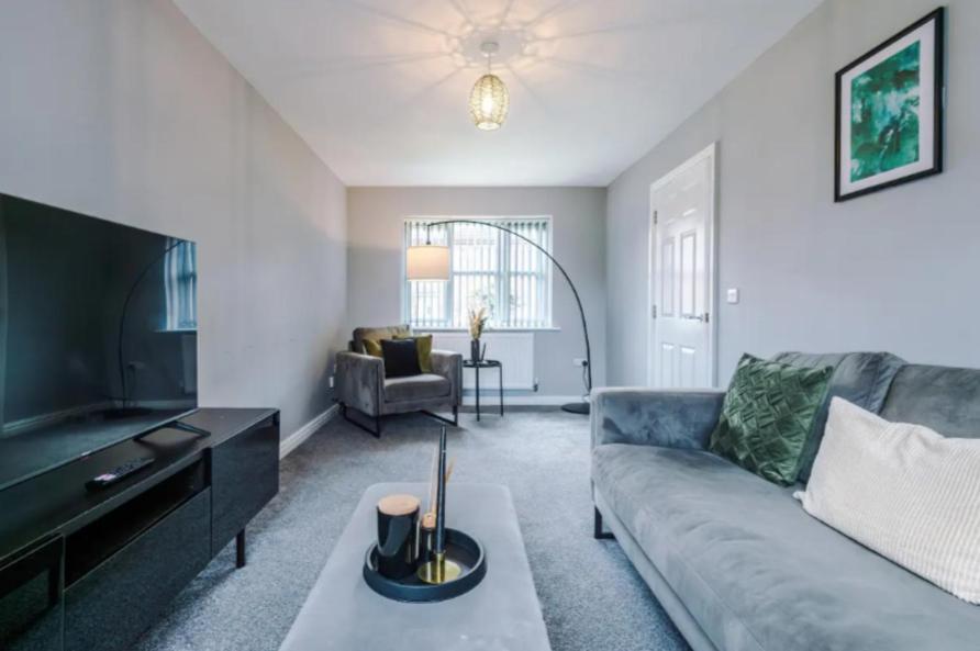 Lux 3 Bed 10 Mins From Centre - Parking & Netflix